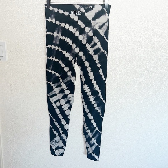 PINK Victoria’s Secret Seamless Black And White Tie Dye Leggings - Picture 8 of 10